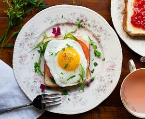 A variety of high-protein breakfast dishes like eggs, yogurt, and oats served on a table, ideal for weight loss.