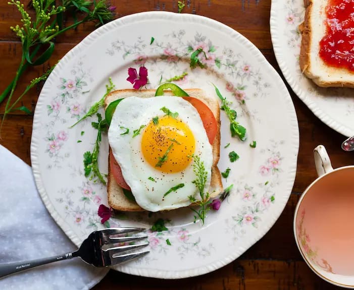 A variety of high-protein breakfast dishes like eggs, yogurt, and oats served on a table, ideal for weight loss.